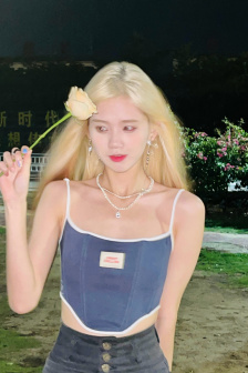 女生穿露胸衣服